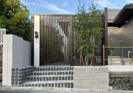 【浜松市 新築外構】大開口の吊り引戸と石畳で魅せる高級感あふれる和モダン門まわり