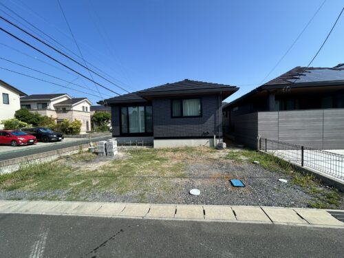 [浜松市] モダンな建物に調和するアプローチ