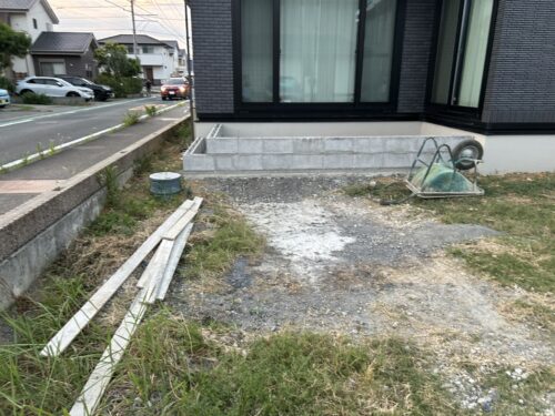[浜松市] シックなグレータイルデッキとプライベート空間を守る目隠しフェンス