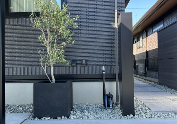 [浜松市] モダンな建物に調和するアプローチ