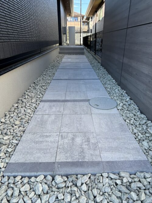 [浜松市] モダンな建物に調和するアプローチ