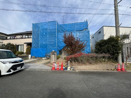 【浜松市】お車増台に伴う駐車場拡張リフォーム|建物と調和する天然石アプローチとタイル門袖