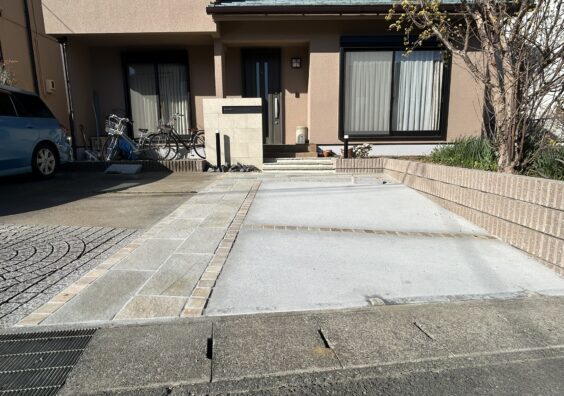 【浜松市】お車増台に伴う駐車場拡張リフォーム|建物と調和する天然石アプローチとタイル門袖